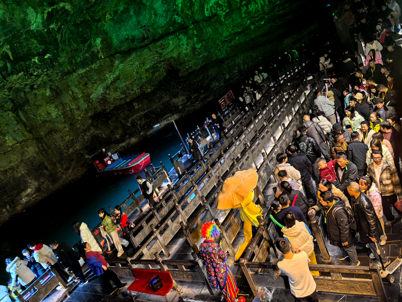 黃龍洞景區(qū)有序應(yīng)對(duì)客流高峰，近萬中外游客共享“潮玩中國年”